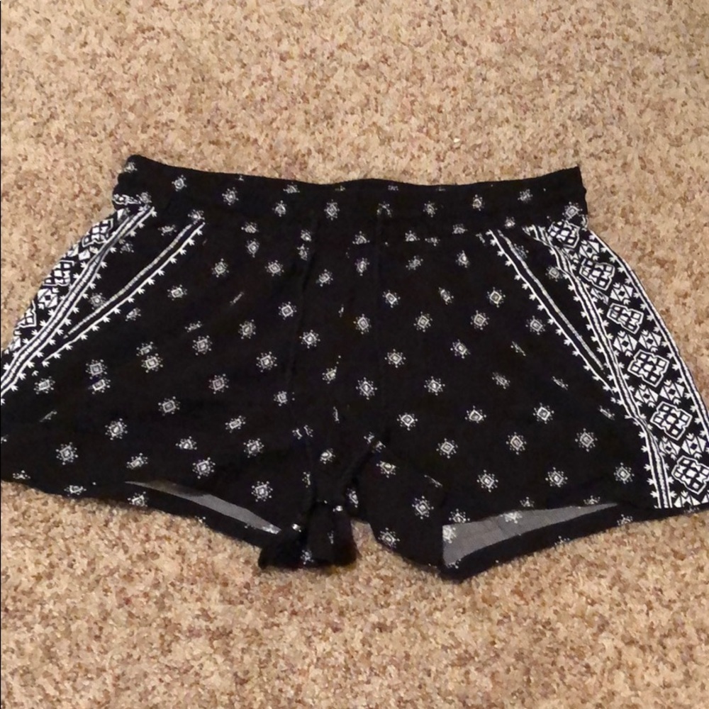 Black and white old navy flowy shorts with pockets